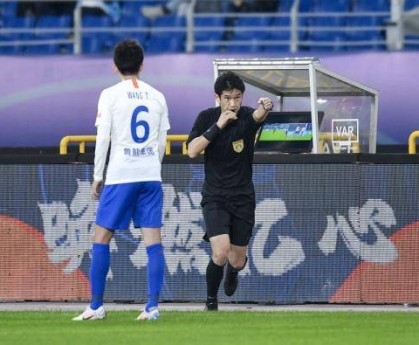 K1体育官方网站- 德甲VAR争议再起，裁判组判罚引发多方质疑  